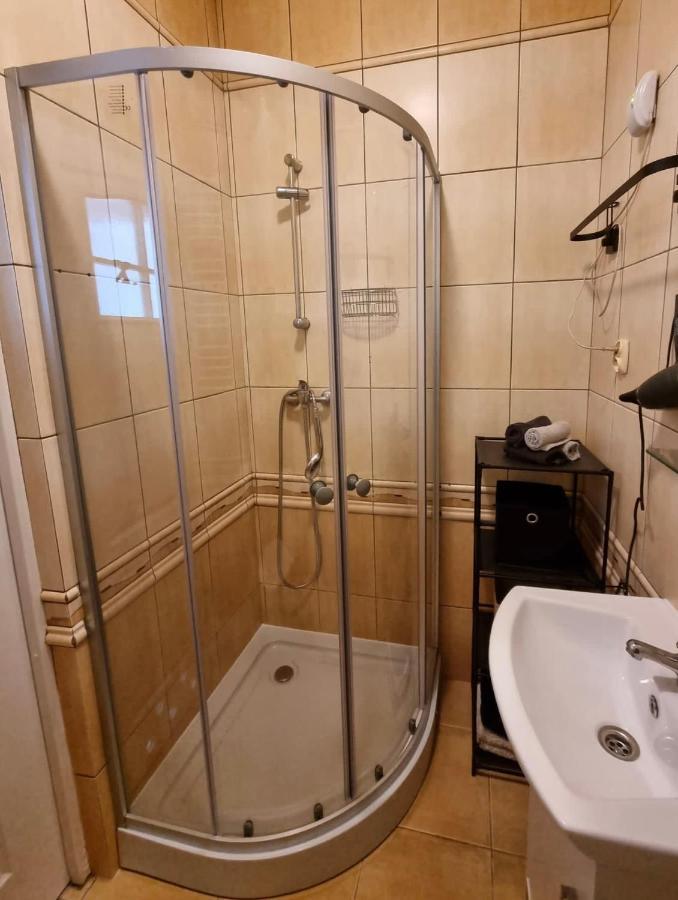Korzeniowskiego 7 *